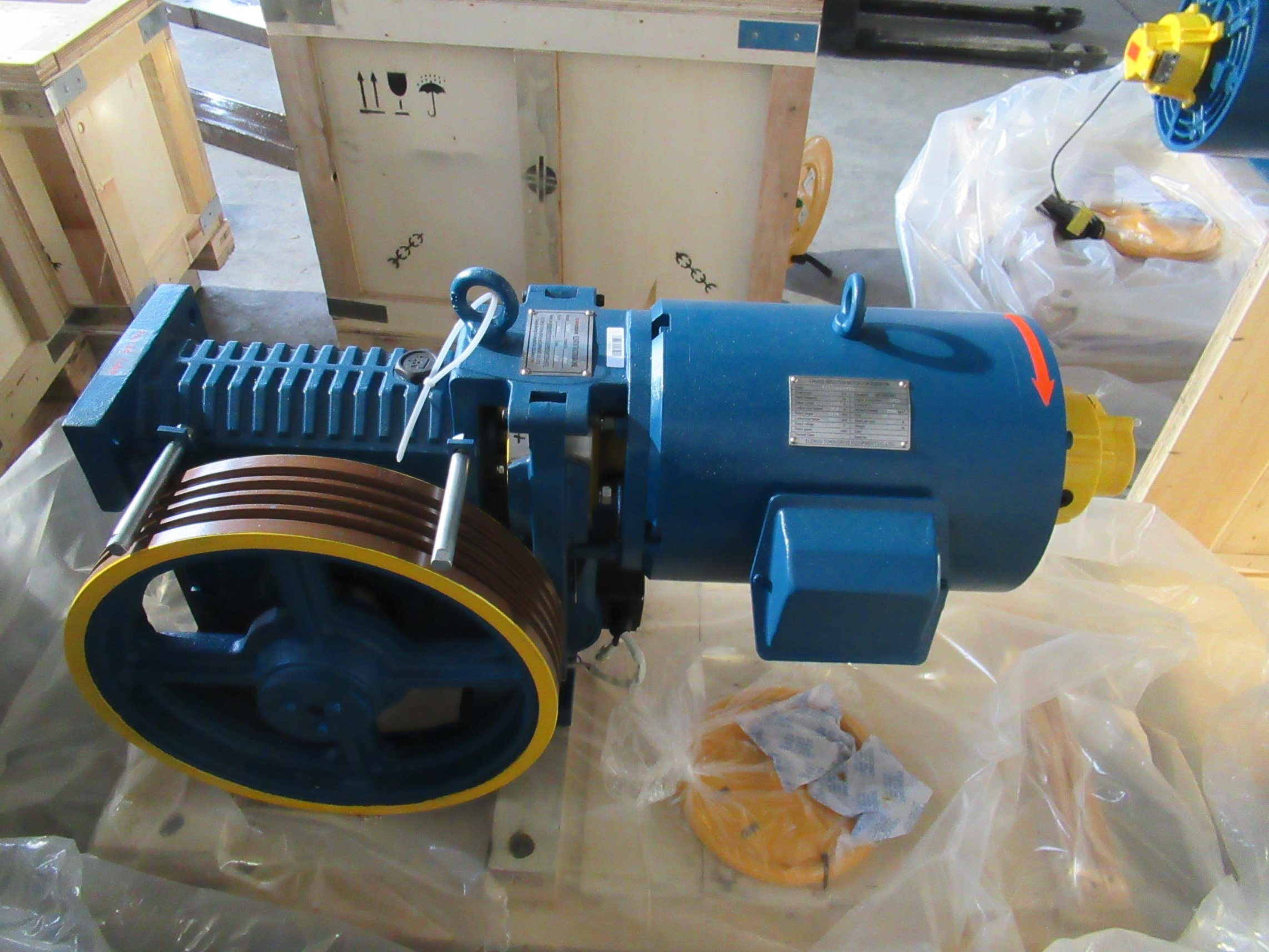 China Factory Center Opening Door Elevator Motor Geared Traction Machine